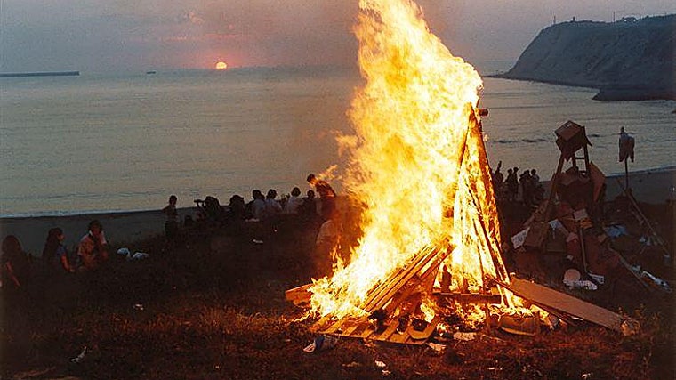 Hoguera de San Juan en Barbate