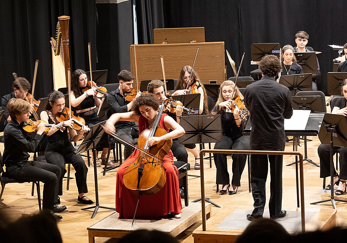 Auxiliadora Bozada Waflar (violonchelo), Juan García Rodríguez (director) y la OSC