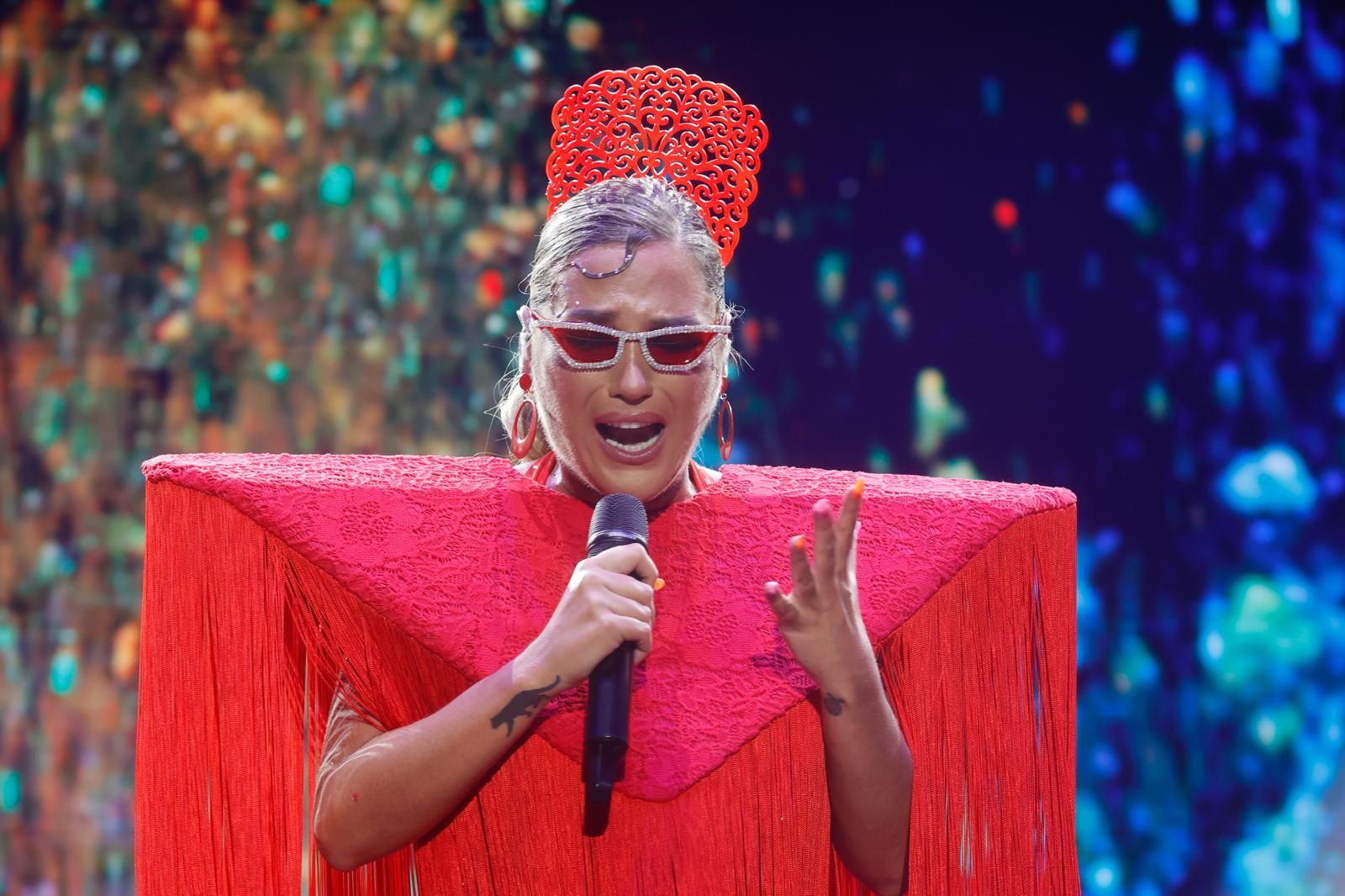 Laura Gallego en plena actuación en la Plaza de España