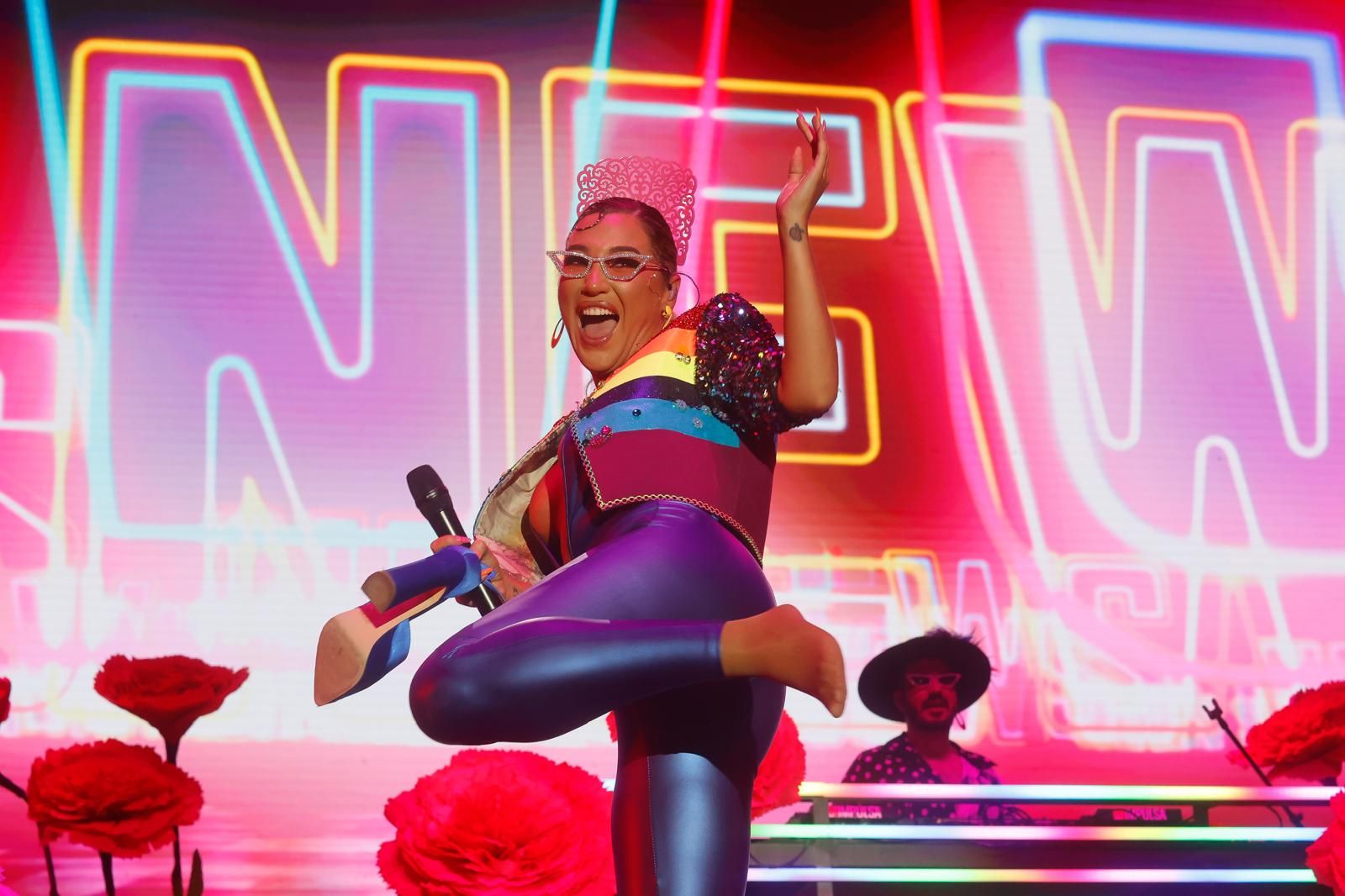 Laura Gallego en plena actuación en la Plaza de España