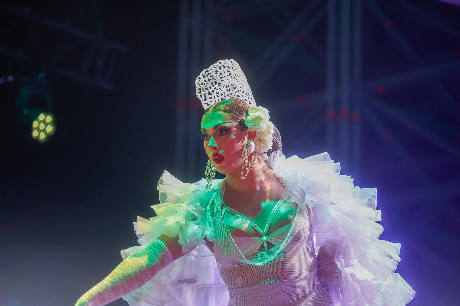 Laura Gallego en plena actuación en la Plaza de España