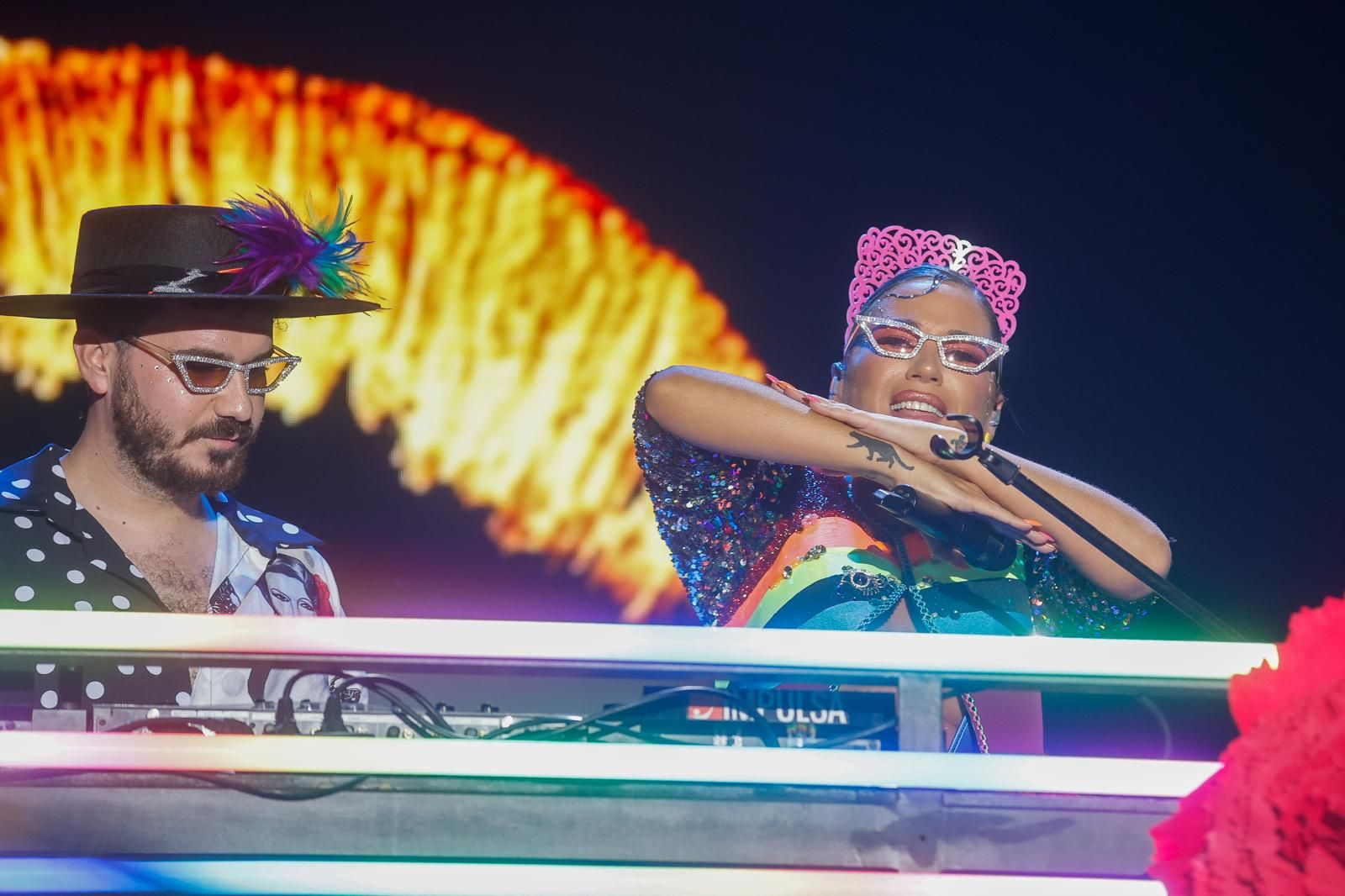 Laura Gallego en plena actuación en la Plaza de España