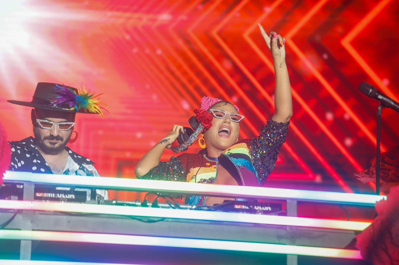 Laura Gallego en plena actuación en la Plaza de España