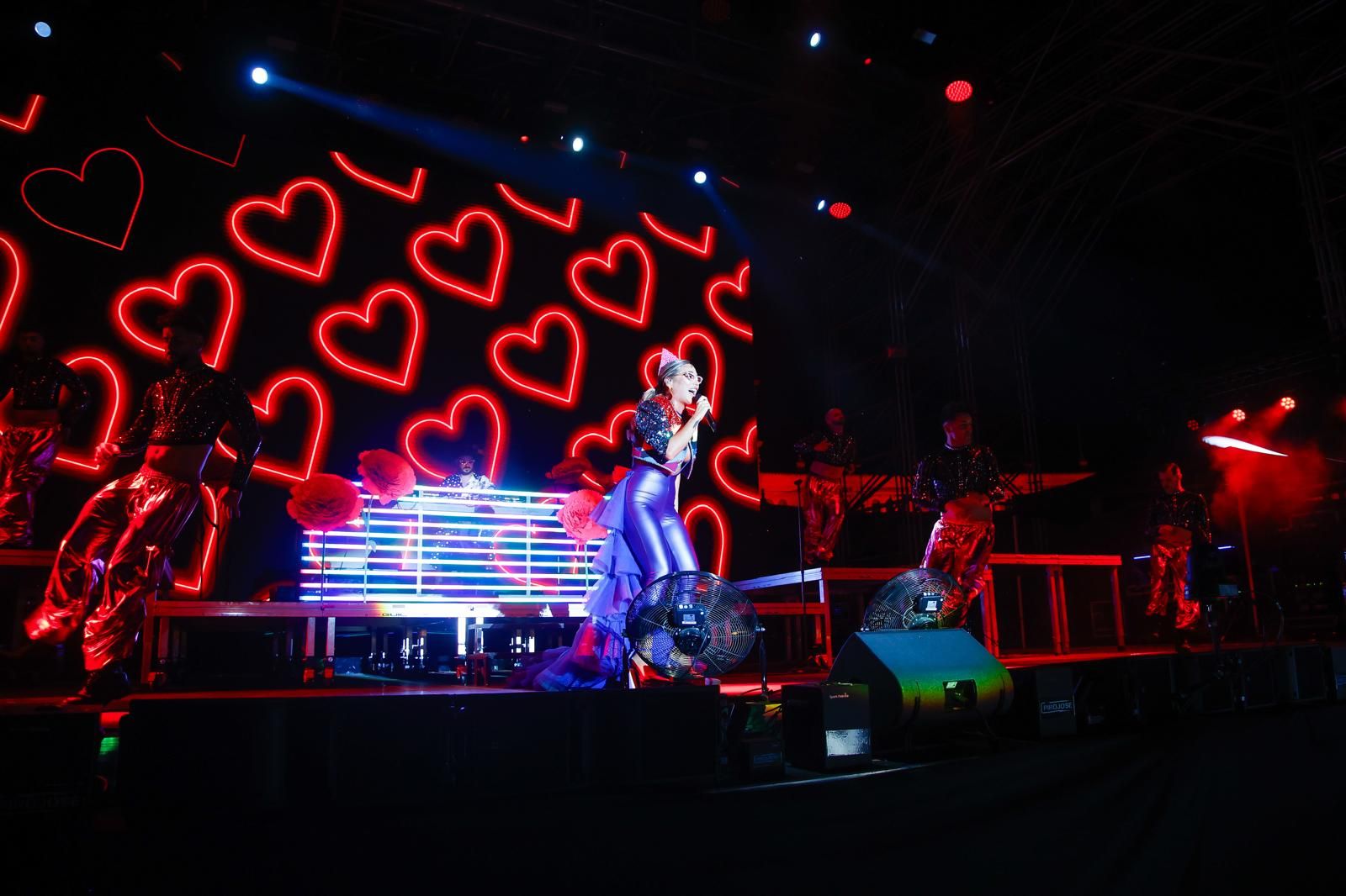 Laura Gallego en plena actuación en la Plaza de España