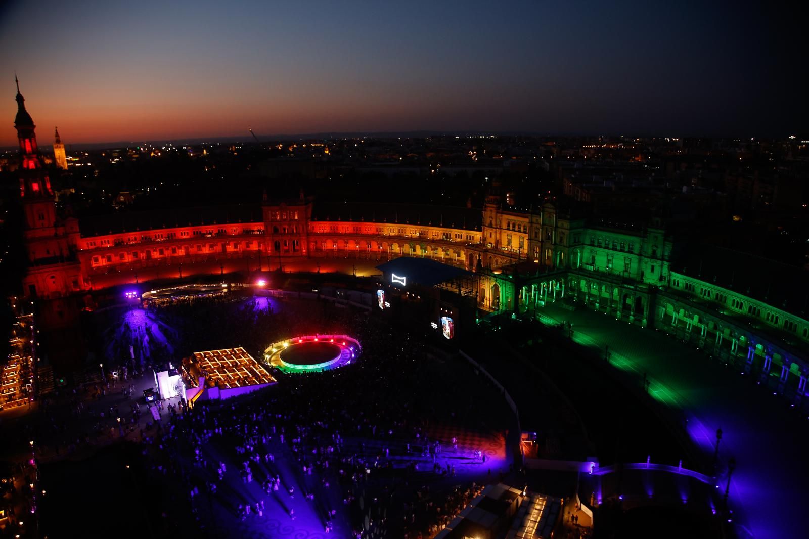 La Plaza de España de colores para celebrar el concierto