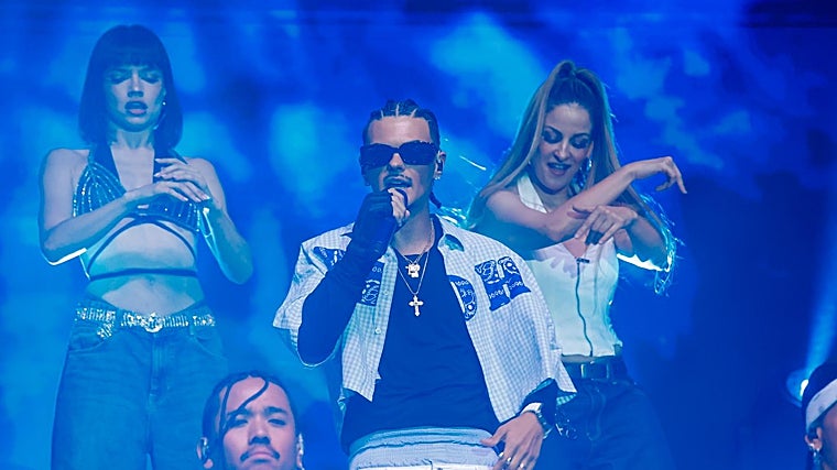 Abraham Mateo y sus bailarinas