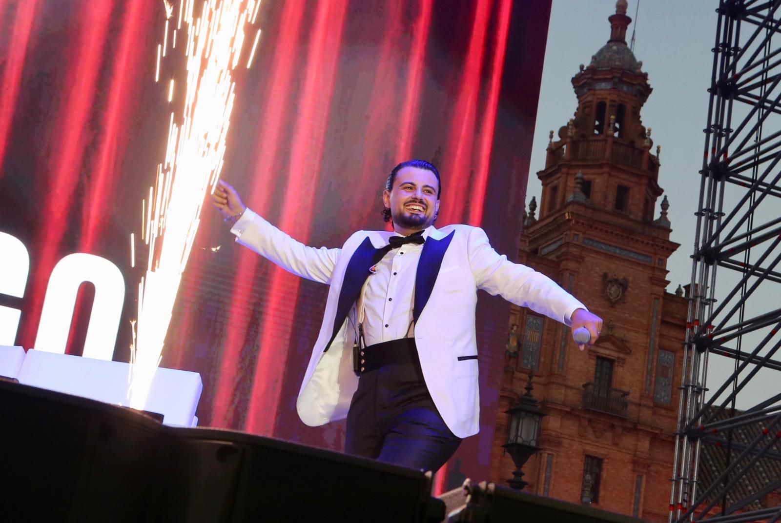 Juan Amodeo en plena actuación este martes en la Plaza de España