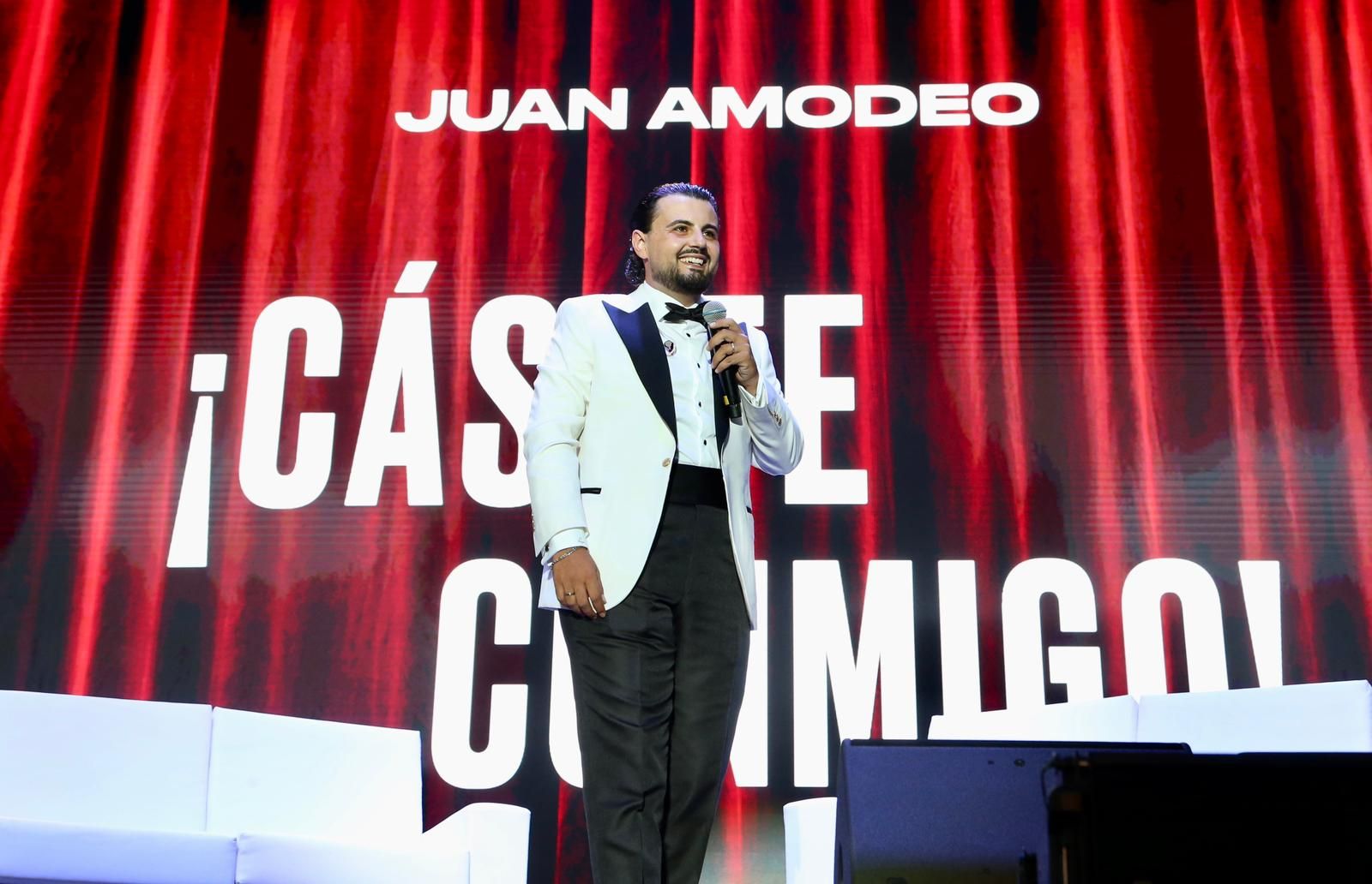 Juan Amodeo en plena actuación este martes en la Plaza de España