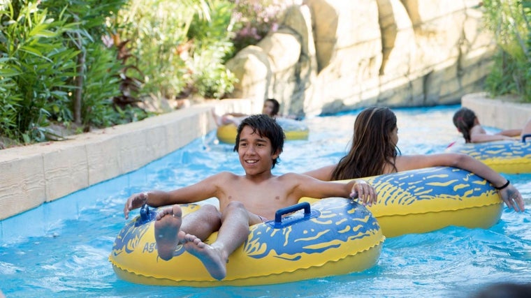 En Agua Mágica, unas instalaciones situadas en la Isla de la Cartuja, los asistentes pueden disfrutar de múltiples actividades