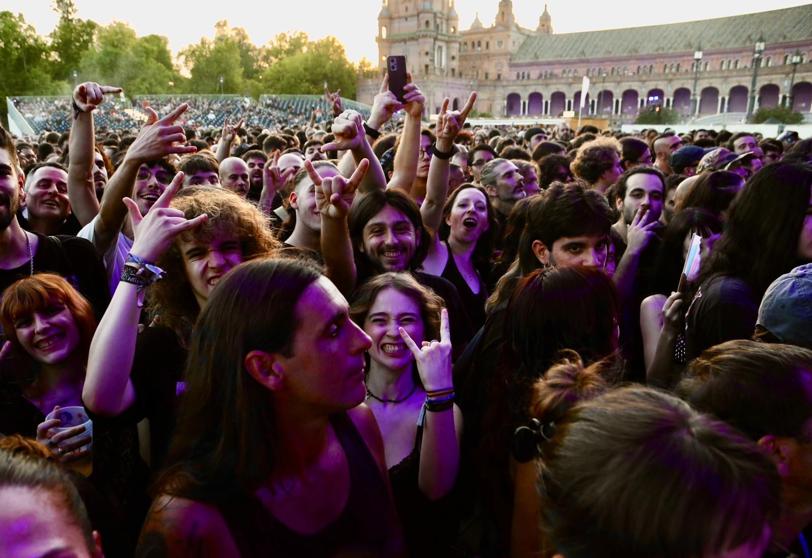 Ambiente en la Plaza de España para ver a Angelus Apátrida y Megadeth