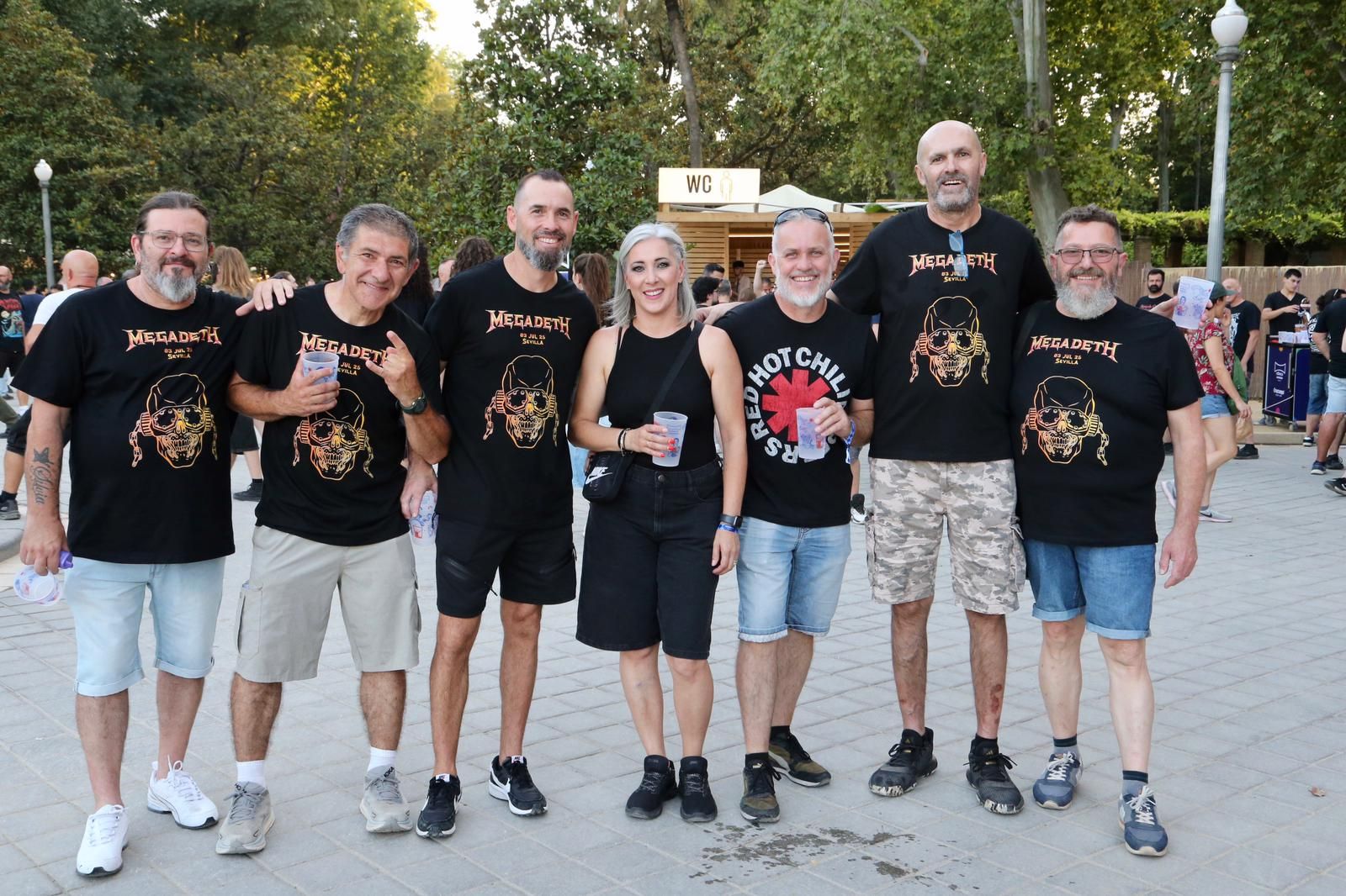 Ambiente en la Plaza de España para ver a Angelus Apátrida y Megadeth