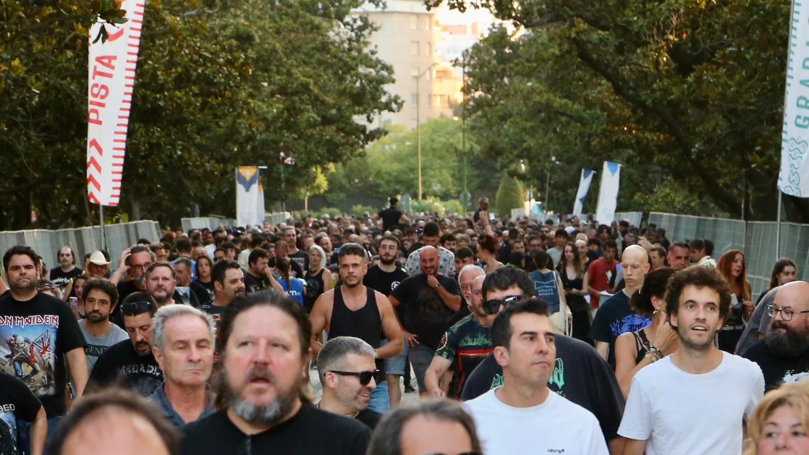 Ambiente en la Plaza de España para ver a Angelus Apátrida y Megadeth