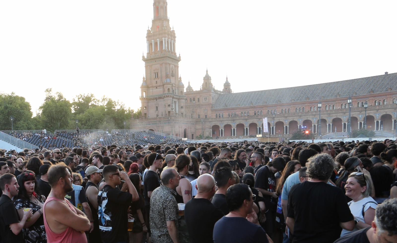 Ambiente en la Plaza de España para ver a Angelus Apátrida y Megadeth