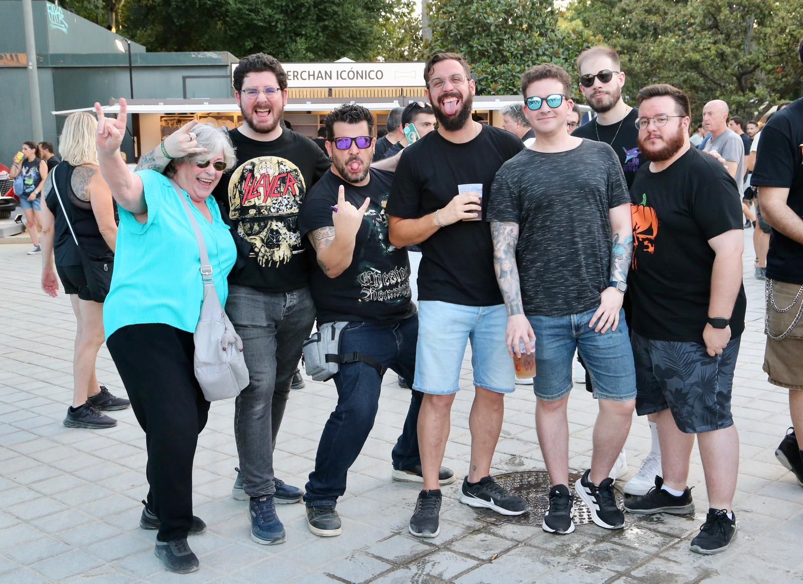 Ambiente en la Plaza de España para ver a Angelus Apátrida y Megadeth