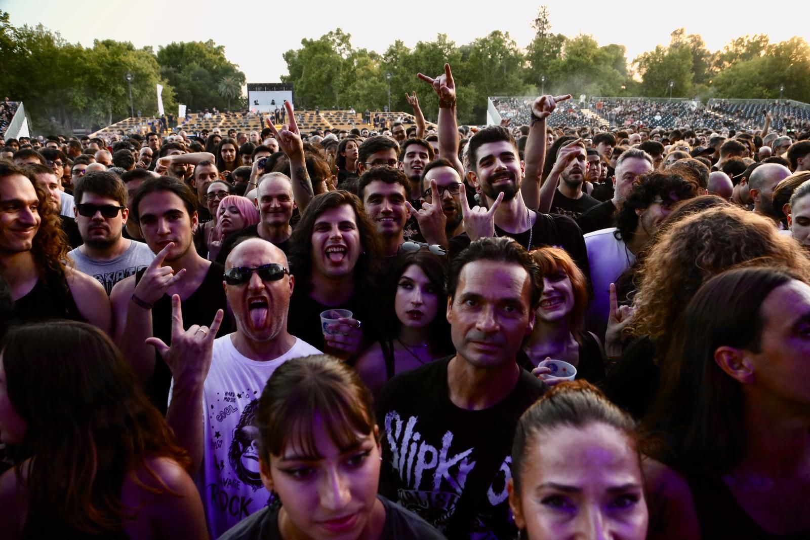 Ambiente en la Plaza de España para ver a Angelus Apátrida y Megadeth