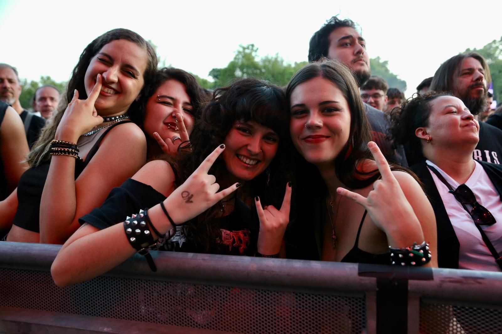 Ambiente en la Plaza de España para ver a Angelus Apátrida y Megadeth