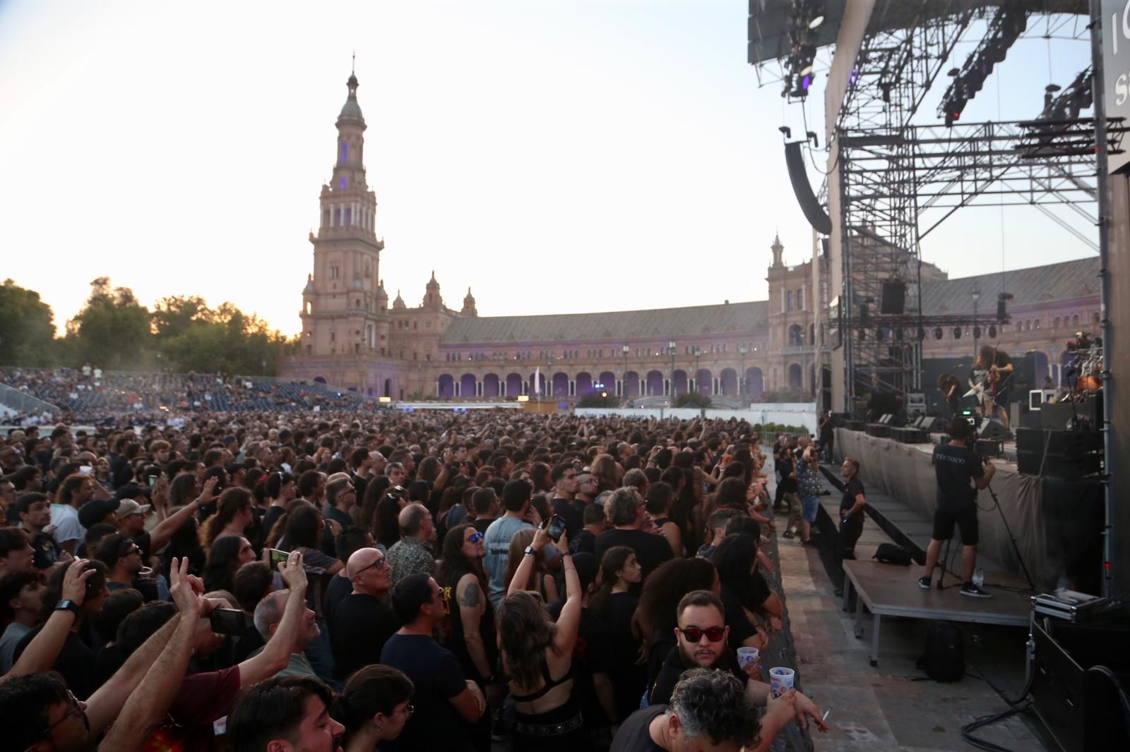 Ambiente en la Plaza de España para ver a Angelus Apátrida y Megadeth