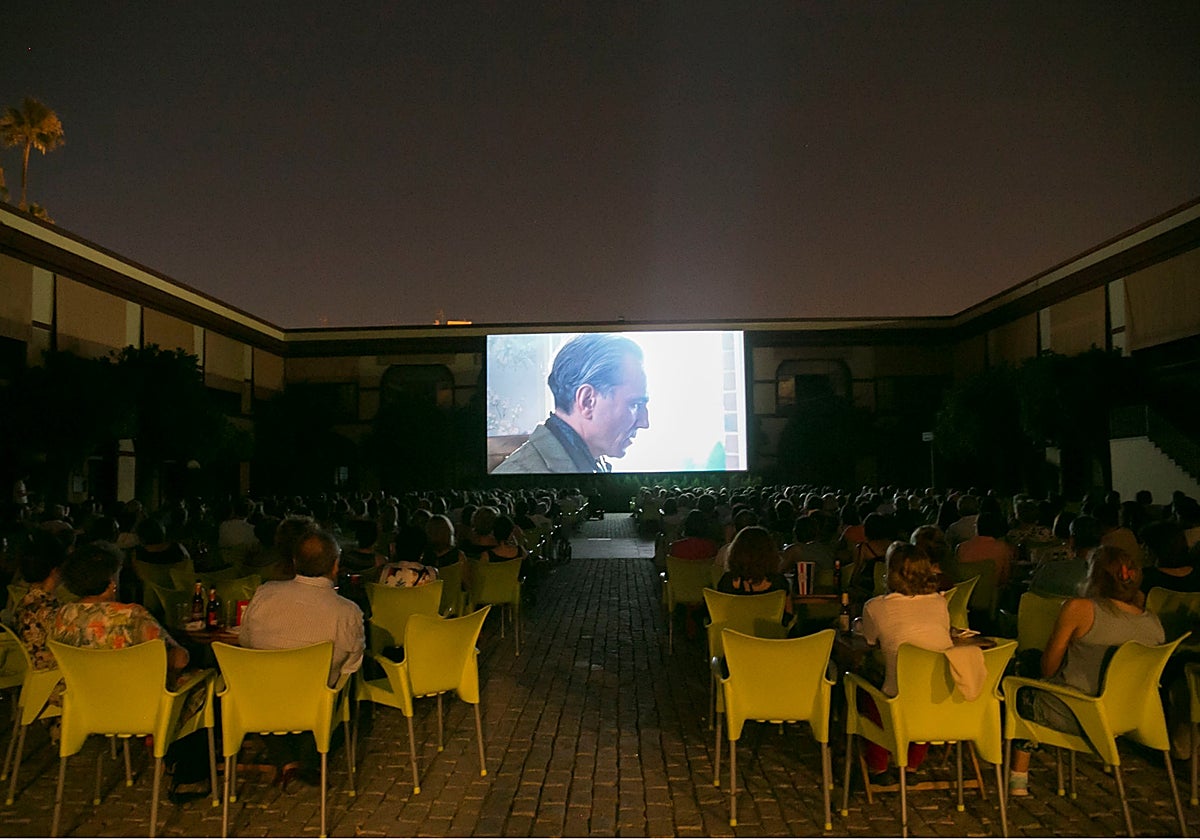 Patio de la Diputación durante la celebración del cine de verano
