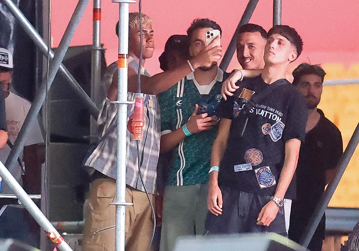 Lamine Yamal junto a un grupo de amigos en La Cartuja