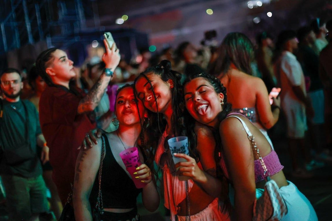Ambiente en el Puro Latino Sevilla 2025