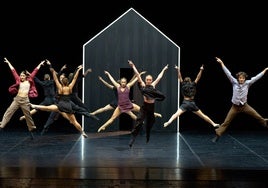 'Impasse' de Johan Inger una de las coreografía del proyecto Take Off Dance ayer en el teatro de la Maestranza