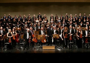 El director junto con los componentes de la orquesta que interpretó el 'Réquiem' de Verdi