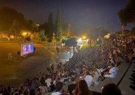 Este pueblo de Sevilla tiene un cine de verano gratuito hasta agosto: las diez películas que puedes ver