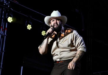 Carín León convierte Icónica Santalucía Sevilla Fest en una fiesta ranchera