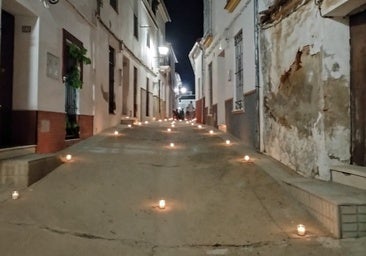 Este bonito pueblo de Sevilla celebra la Noche de las Velas en julio con música en directo