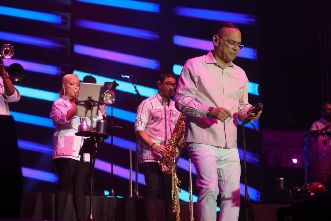 El artista portorriqueño ha puesto a bailar a la Plaza de España con su salsa y boleros 