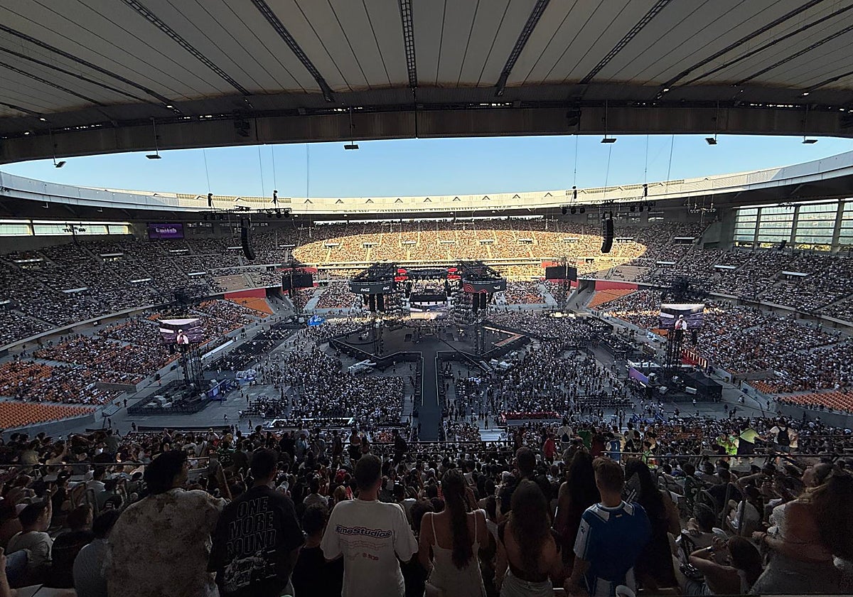 Imagen del Estadio de la Cartuja poco antes del inicio de La Velada del Año 5 de Ibai