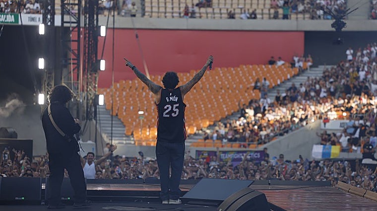 Melendi, durante su concierto en La Velada del Año 5 en Sevilla