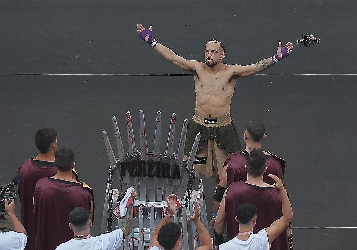 Peereira7 ha entrado a su combate de La Velada del año 5 en trono, pero sin referencias cofrades