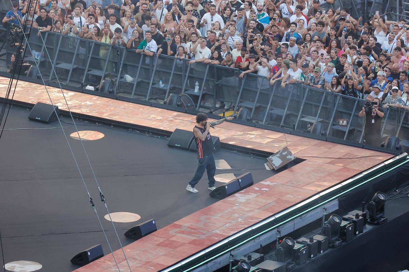 Melendi durante su actuación en 'La Velada del Año 5' en el Estadio de la Cartuja