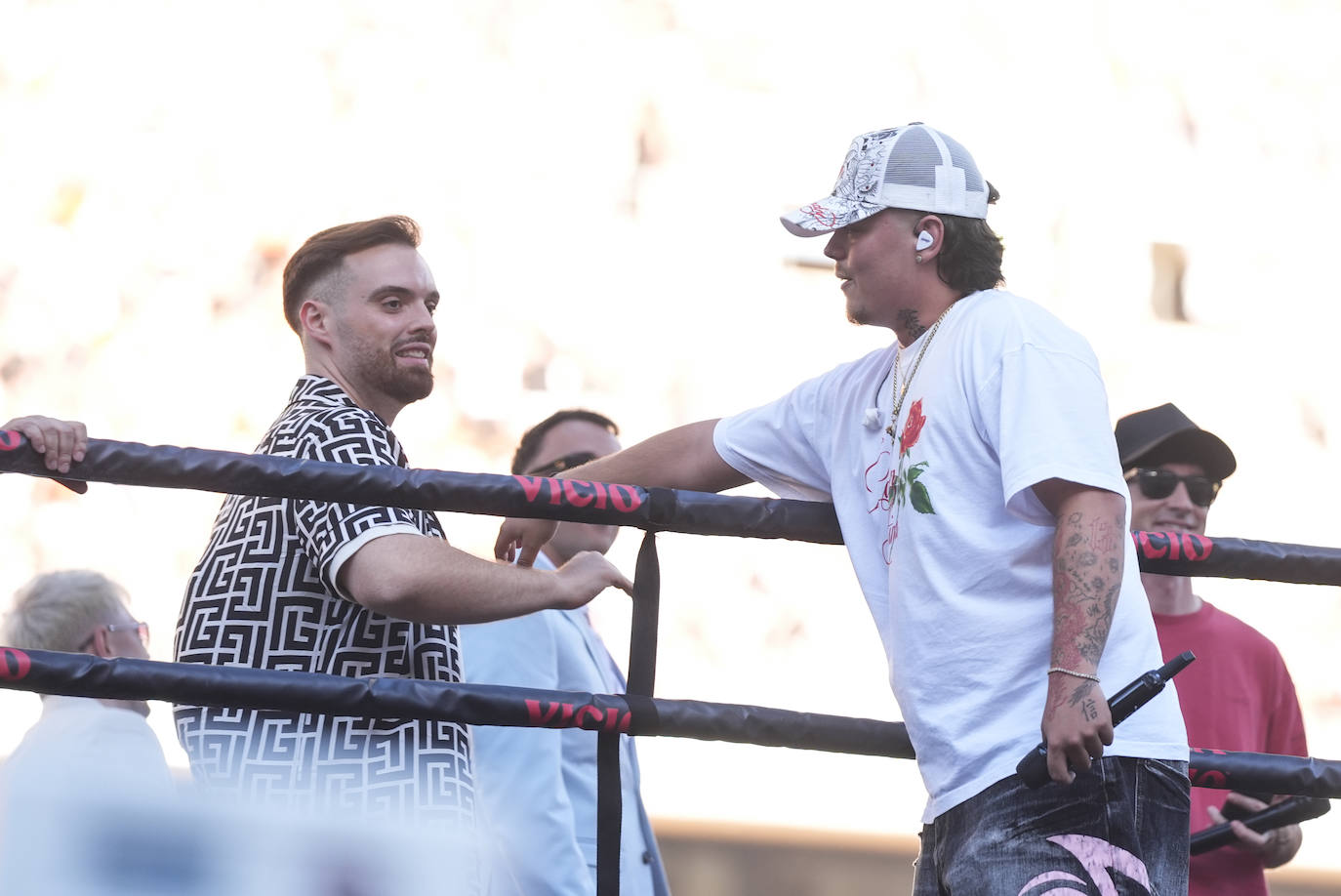 El creador de contenido, Ibai Llanos,  junto al cantante Saiko en 'La Velada del Año 5' en el Estadio de la Cartuja