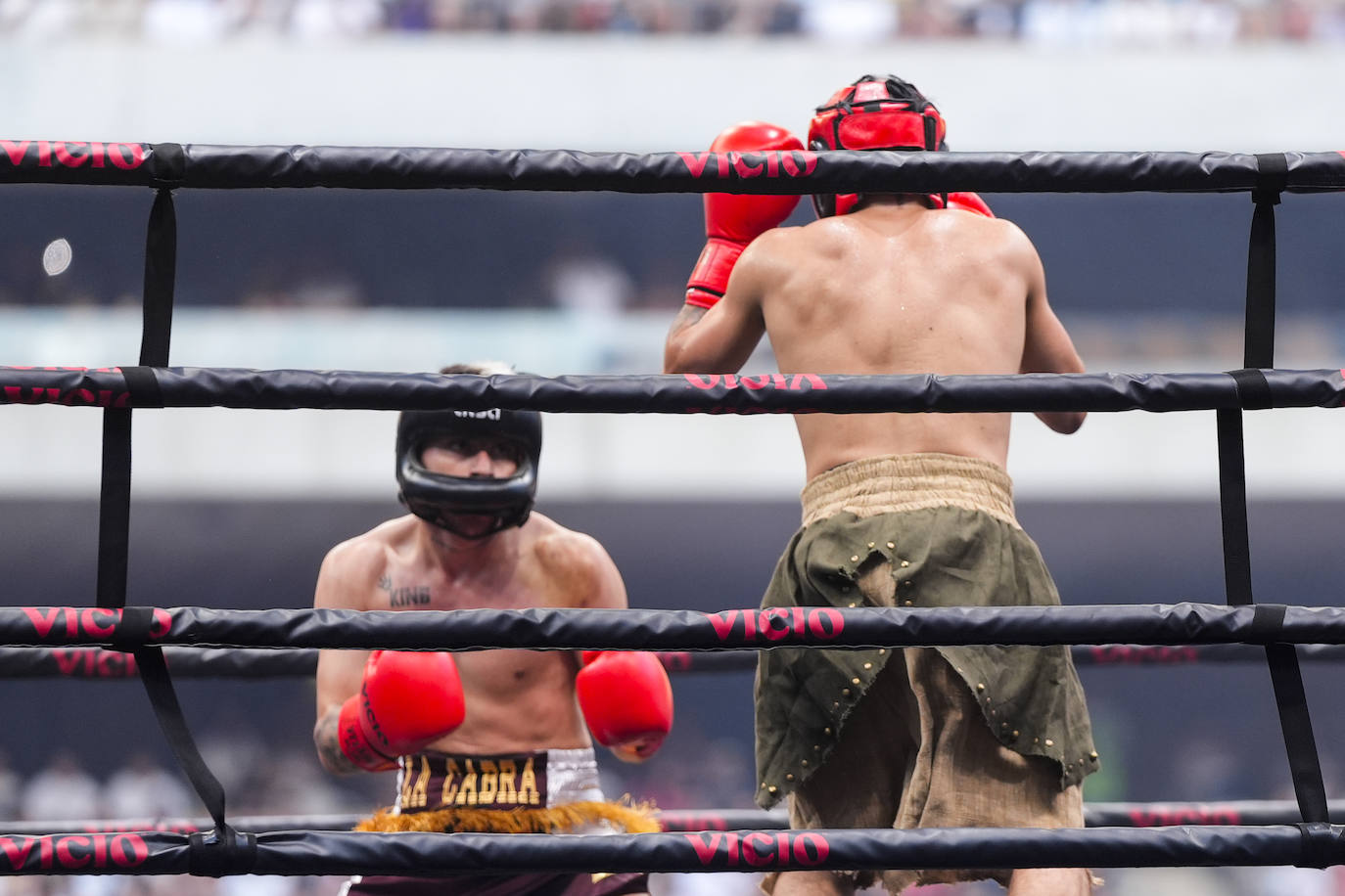 Pereira7, y el influencer y creador de contenido, Rivaldios en el primer combate de 'La Velada del Año 5' en el Estadio de la Cartuja