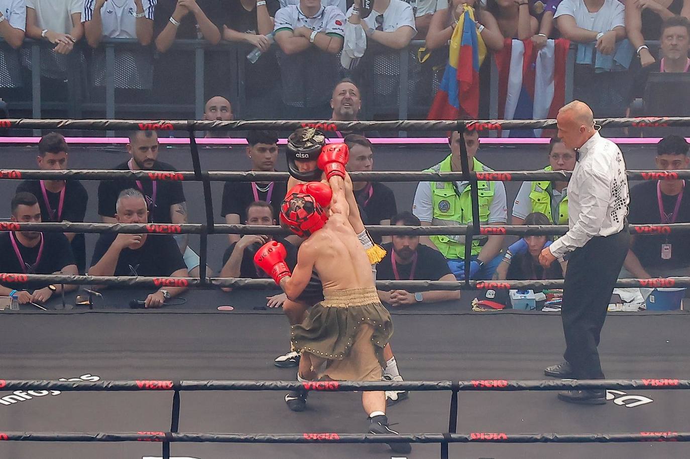 Pereira7, y el influencer y creador de contenido, Rivaldios en el primer combate de 'La Velada del Año 5' en el Estadio de la Cartuja