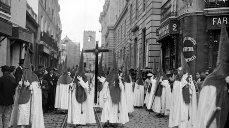 En esta exposición también se pueden examinar fotografías que sirven para conocer el cambio que ha dado el centro de Sevilla