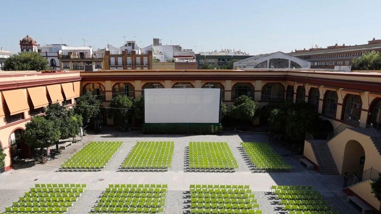 El cine de verano que se instala en el patio de la Diputación de Sevilla es una gran opción para disfrutar del ocio en familia
