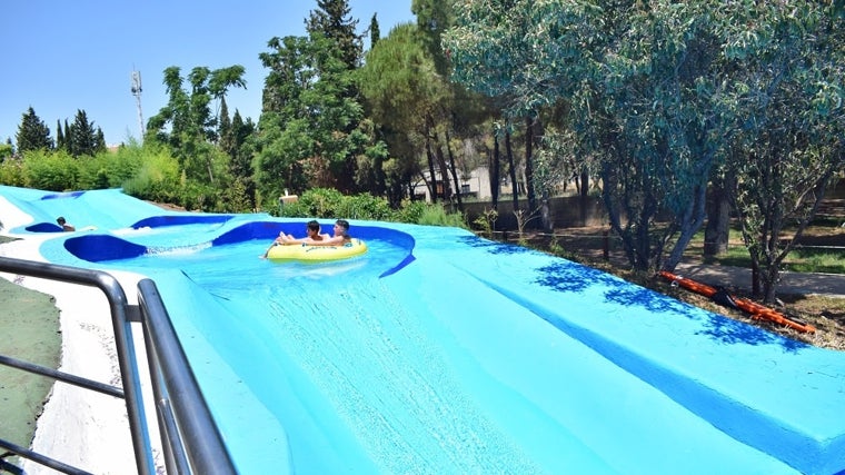 Una de las opciones clásicas para disfrutar del verano en Sevilla es la visita al parque acuático Guadalpark