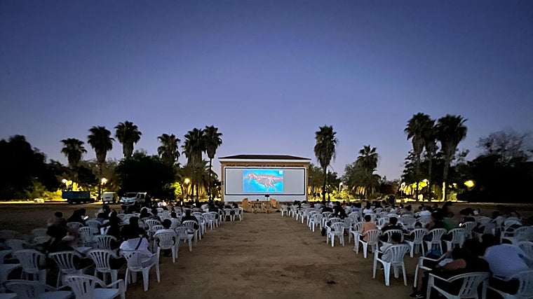 La localidad sevillana de San Juan de Aznalfarache acoge a lo largo de julio y agosto un atractivo cine de verano