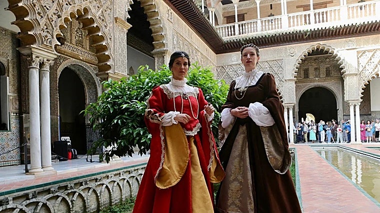 Dos de las actrices que protagonizan las visitas nocturnas teatralizadas al Alcázar de este año
