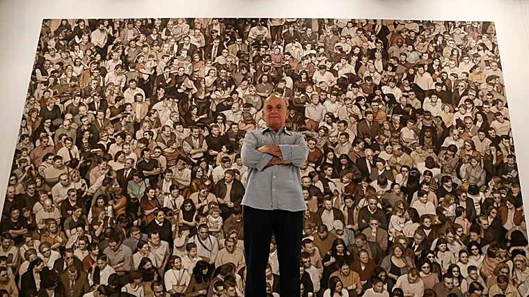 Curro González ante uno de los grandes cuadros de la exposición