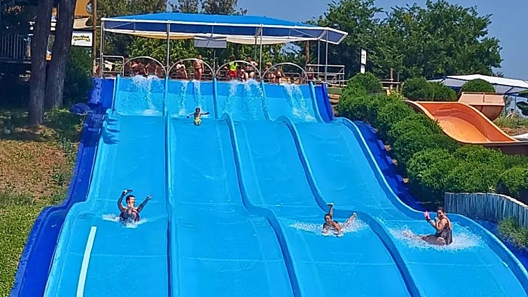 Toboganes de una de las atracciones de Guadalpark