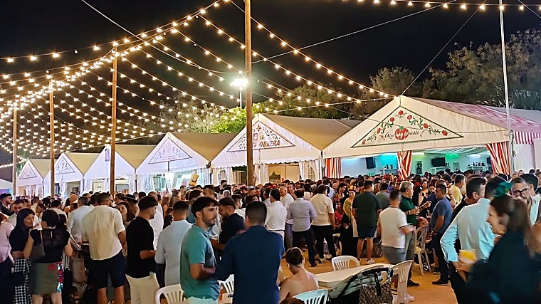 Ambiente en las casetas de la Feria de la Puebla de Cazalla