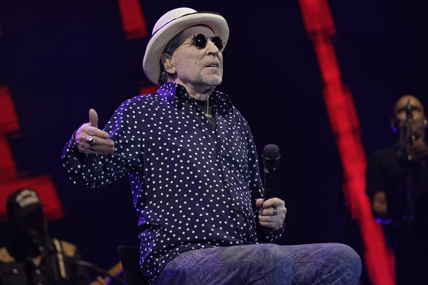 Joaquín Sabina recibió durante todo el concierto el cariño del público de la Maestranza