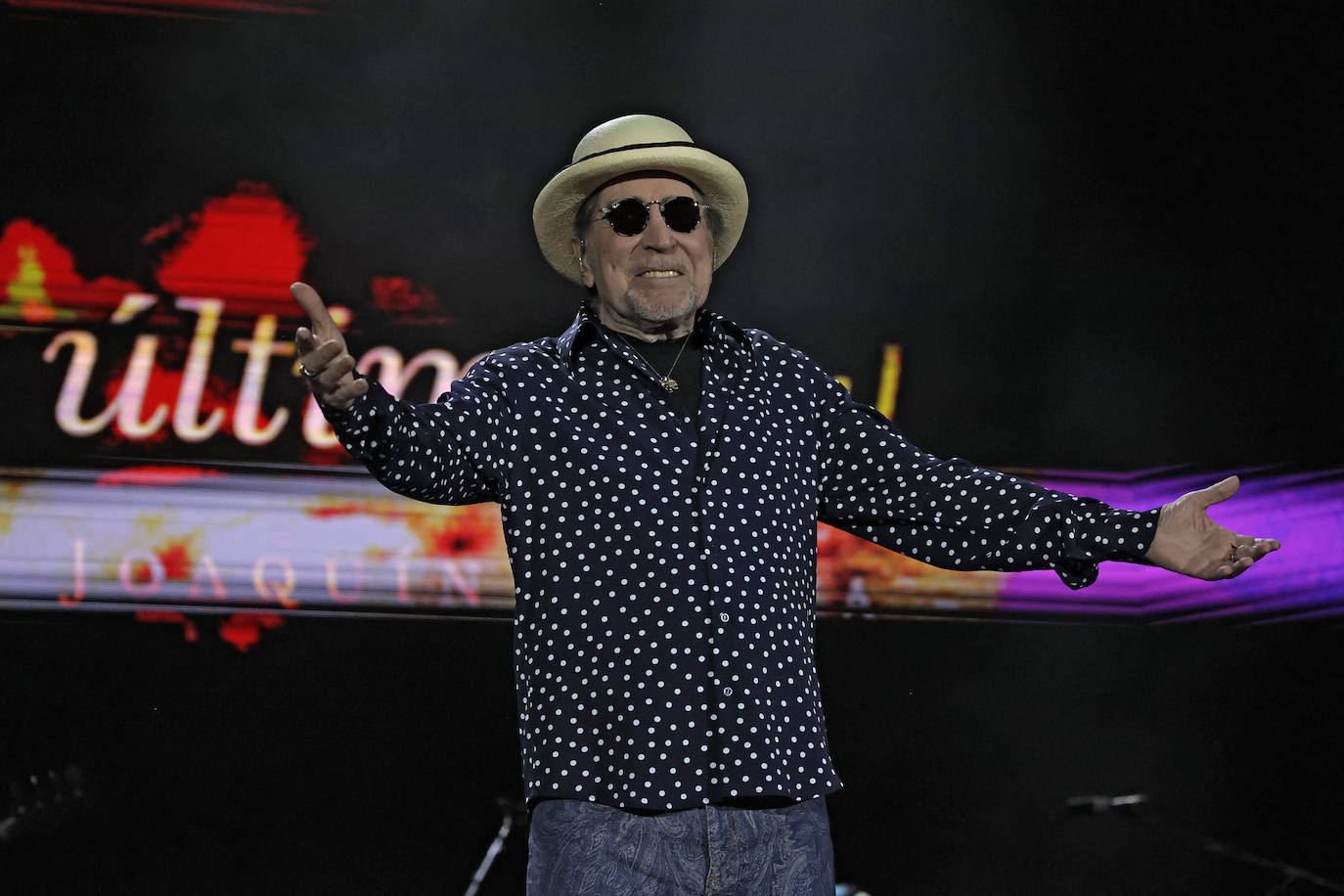 Joaquín Sabina recibió durante todo el concierto el cariño del público de la Maestranza