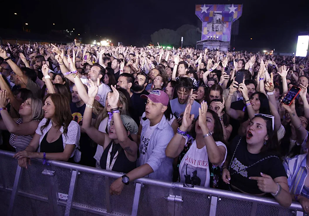 Público en el escenario principal del Festival Interestelar Sevilla 2025