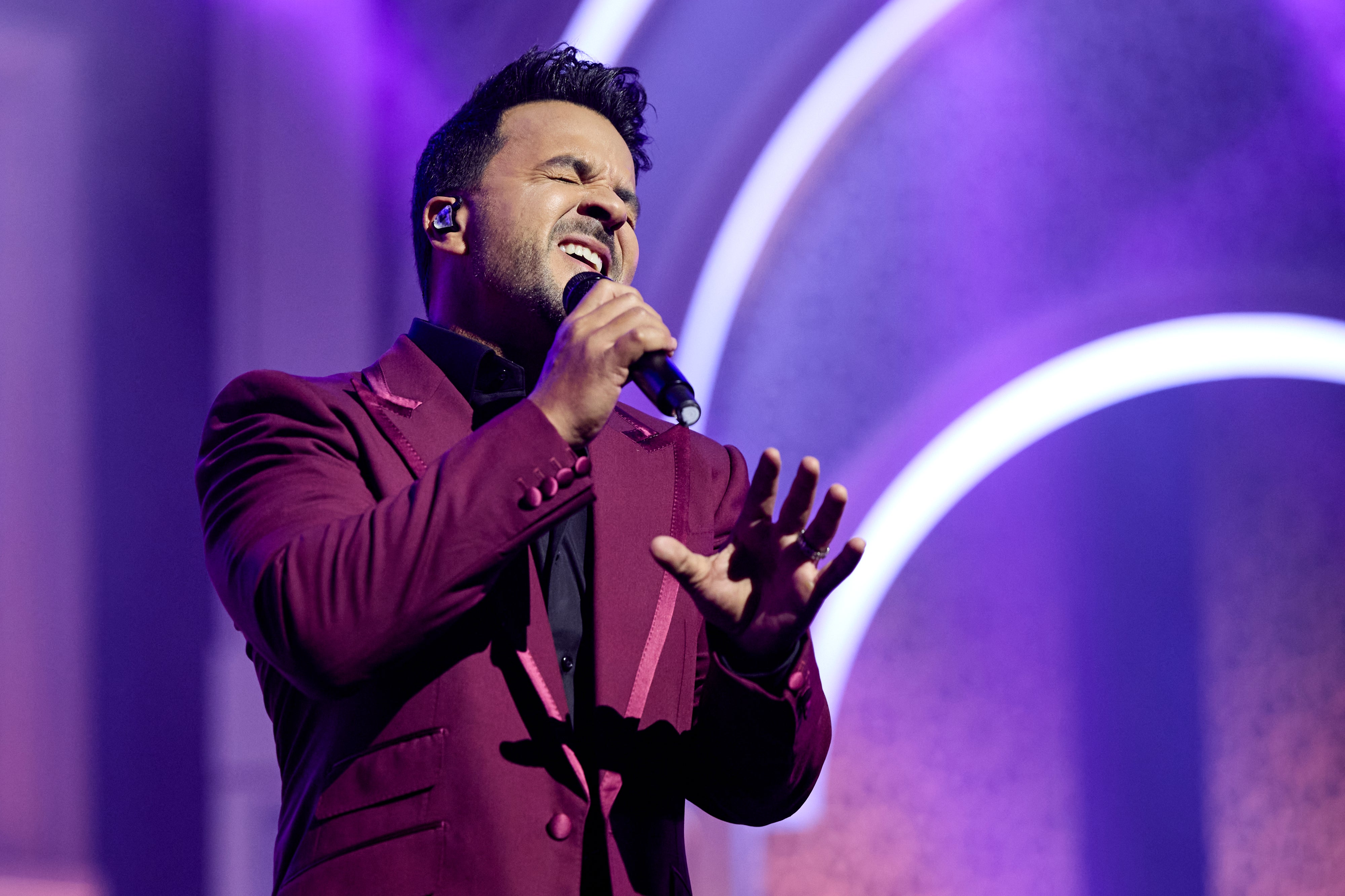 Luis Fonsi durante su interpretación