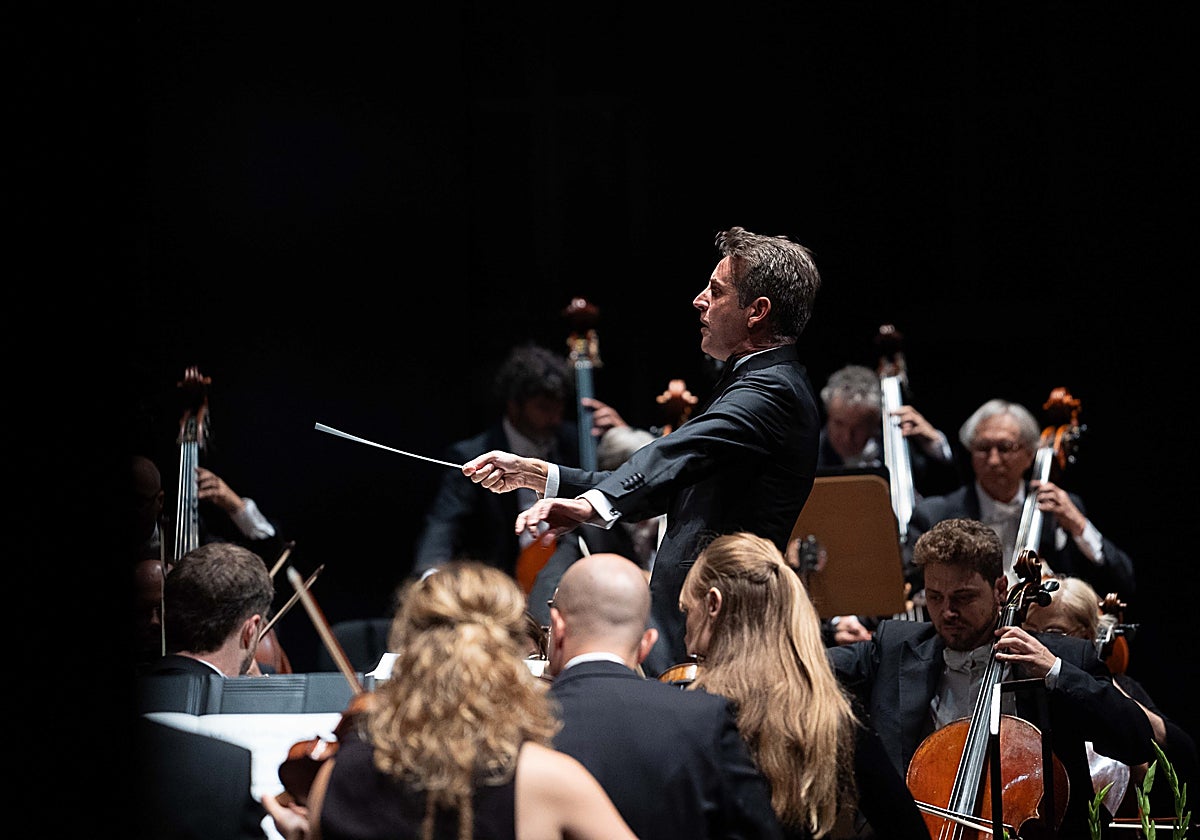 El director titular de la ROSS, Lucas Macías, al frente de la orquesta